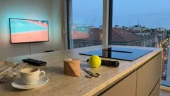 Djokovic è in semifinale agli Australian Open: le scintille in sala stampa che accendono l’attesa per Sinner