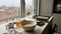 Miele o zucchero: cosa cambia davvero tra dosi, calorie e resa in cucina